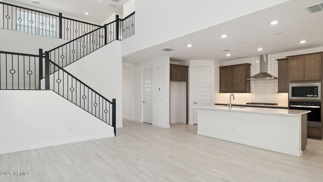 3985_Phoenician_Lot 2078_Aloravita_Peori