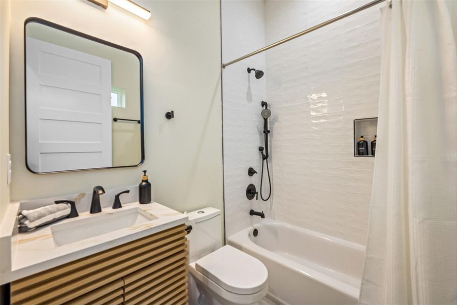 Furnished interior view inside a new home in , Galveston (Image 28).