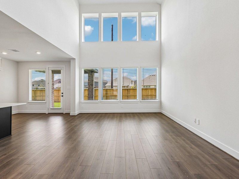 Spacious, unfurnished interior of a new home in Kingdom Heights, Rosenberg (Image 27).