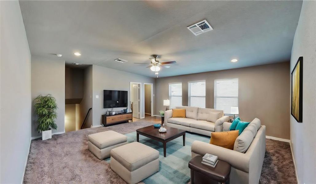 The expansive game room in thesecond level is perfect for familygatherings or entertaining guests.With multiple windows allowingnatural light to flood the room, thisspace feels both inviting and open.This is a picture of an Elise FloorPlan with another SaratogaHomes.