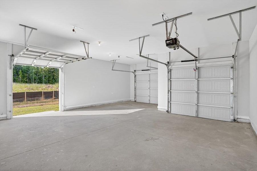 Spacious, unfurnished interior of a new home in The Fairways at Mirror Lake, Villa Rica (Image 33).