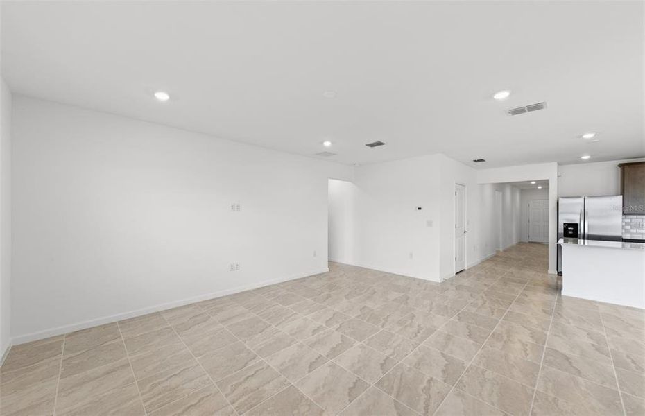 Spacious, unfurnished interior of a new home in Lakespur Wellen Park, Venice (Image 23).