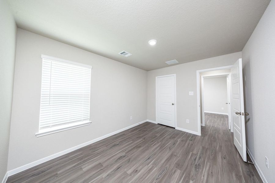 Spacious, unfurnished interior of a new home in Mackenzie Creek, Conroe (Image 31).
