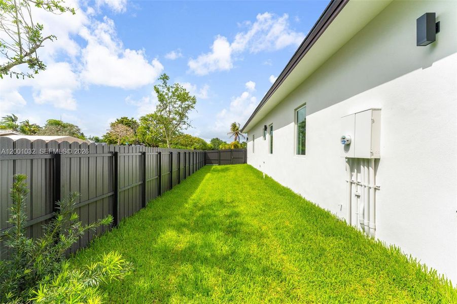Exterior details and patio area of a home in , Cutler Bay (Image 33).