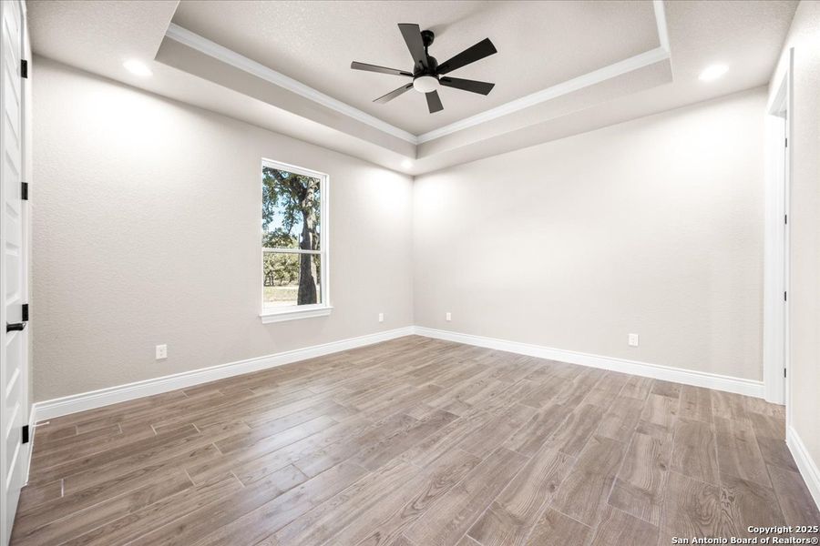 Spacious, unfurnished interior of a new home in , La Vernia (Image 25).