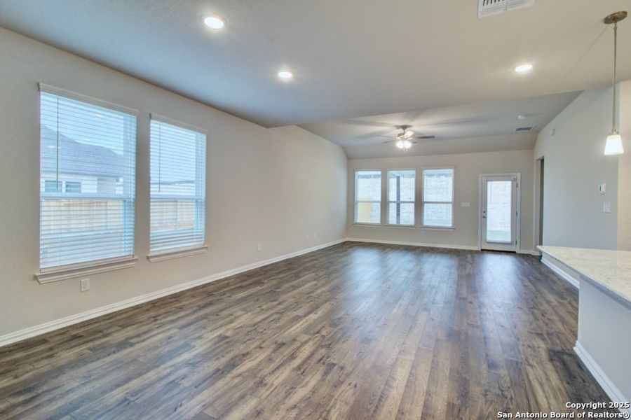 Spacious, unfurnished interior of a new home in Meyer Ranch - Enclave, New Braunfels (Image 26).