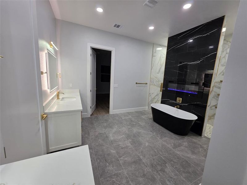 Furnished interior view inside a new home in , Waxahachie (Image 10).