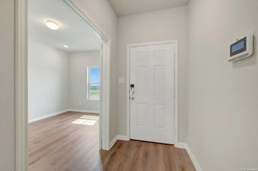 Spacious, unfurnished interior of a new home in Mesquite Ridge, San Antonio (Image 33).