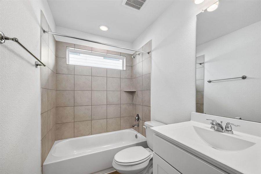 Furnished interior view inside a new home in Rollingbrook Estates, Baytown (Image 12).