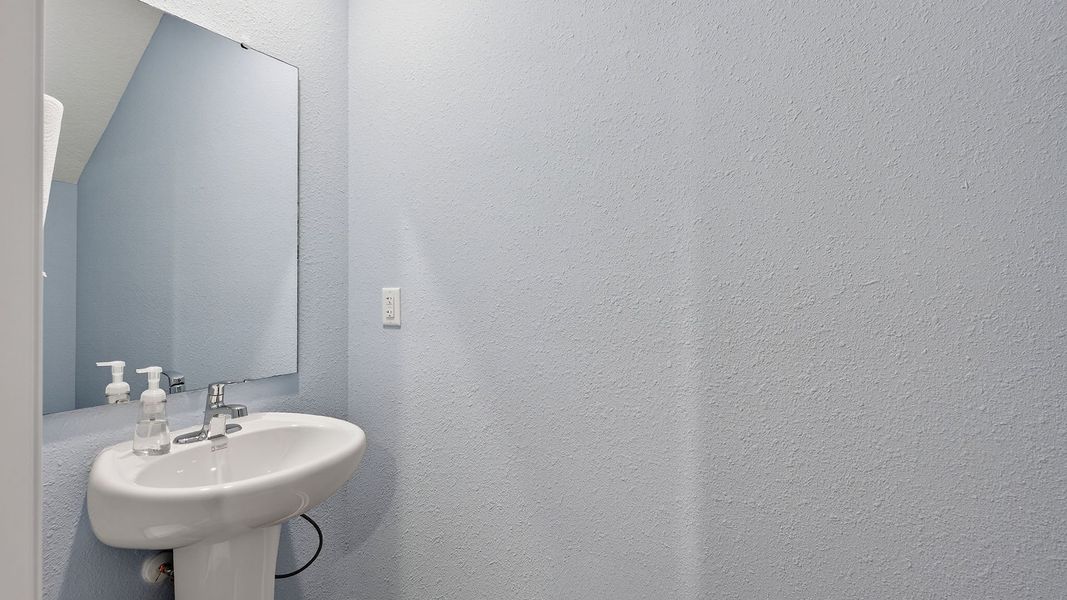 Representative interior finishes for a home built from the Greyson II by D.R. Horton in Irongate Villas, Jacksonville (Image 20).