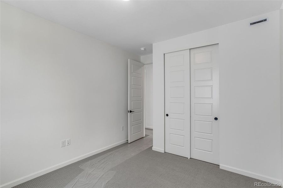 Spacious, unfurnished interior of a new home in Sugar Mill Village, Longmont (Image 25).