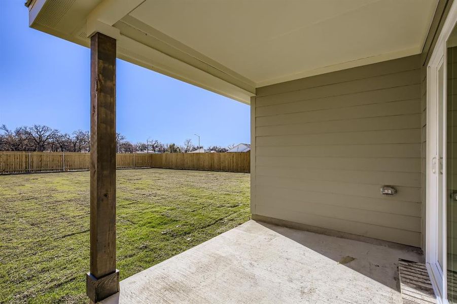 Exterior details and patio area of a home in Middlefield Village, Dallas (Image 18).