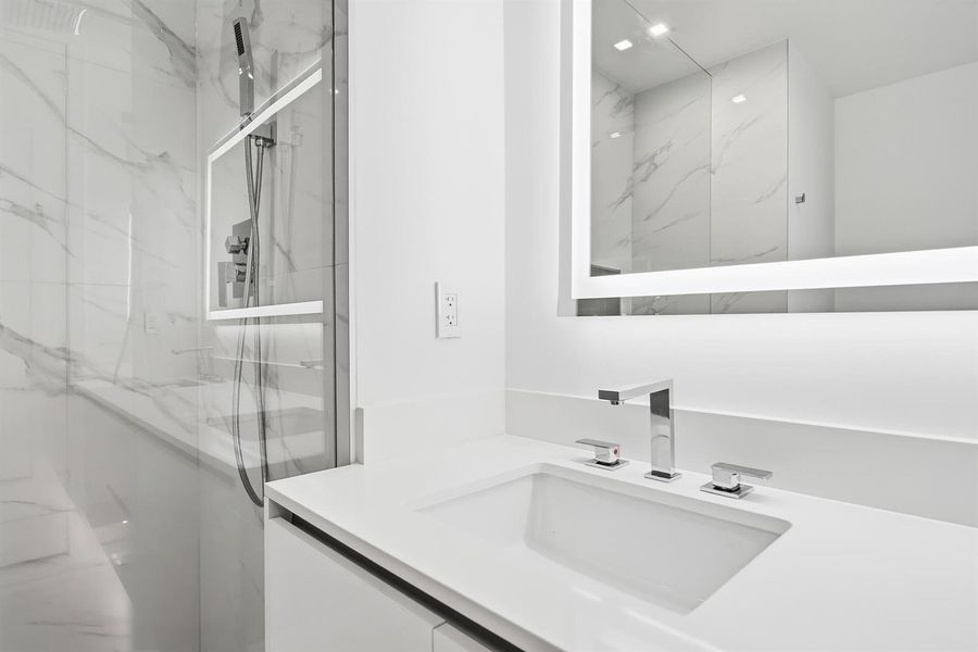220-LAKESHORE-DRIVE-804-33403-013 220-LAKESHORE-DRIVE-804-33403-013