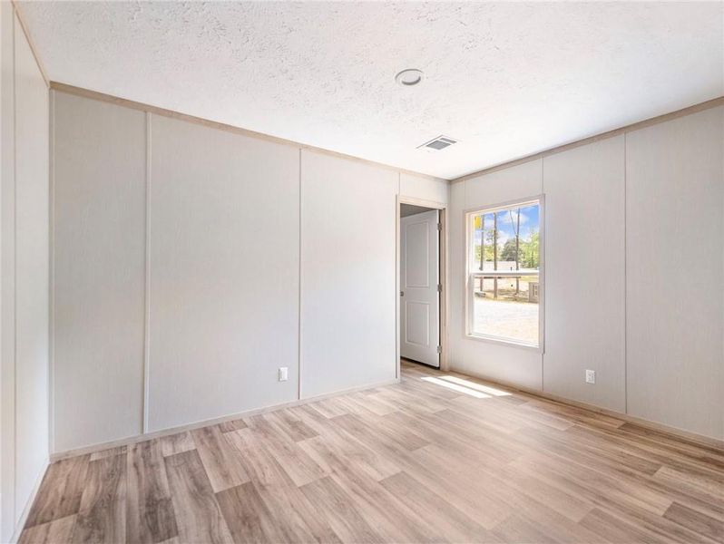 Spacious, unfurnished interior of a new home in , Gainesville (Image 34).