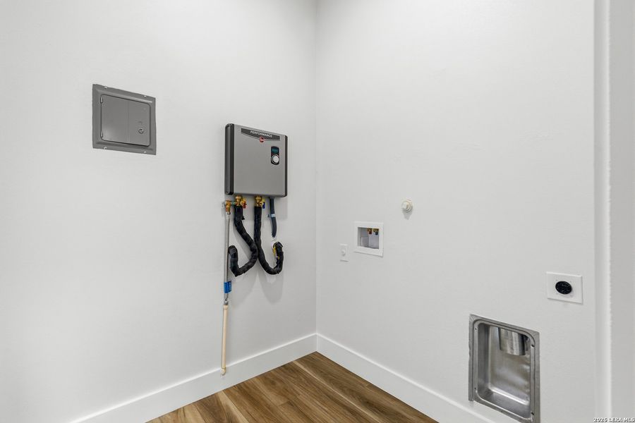 Spacious, unfurnished interior of a new home in , San Antonio (Image 20).