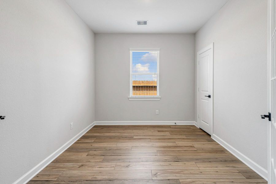 Spacious, unfurnished interior of a new home in Sweetwater Ridge, Conroe (Image 13).