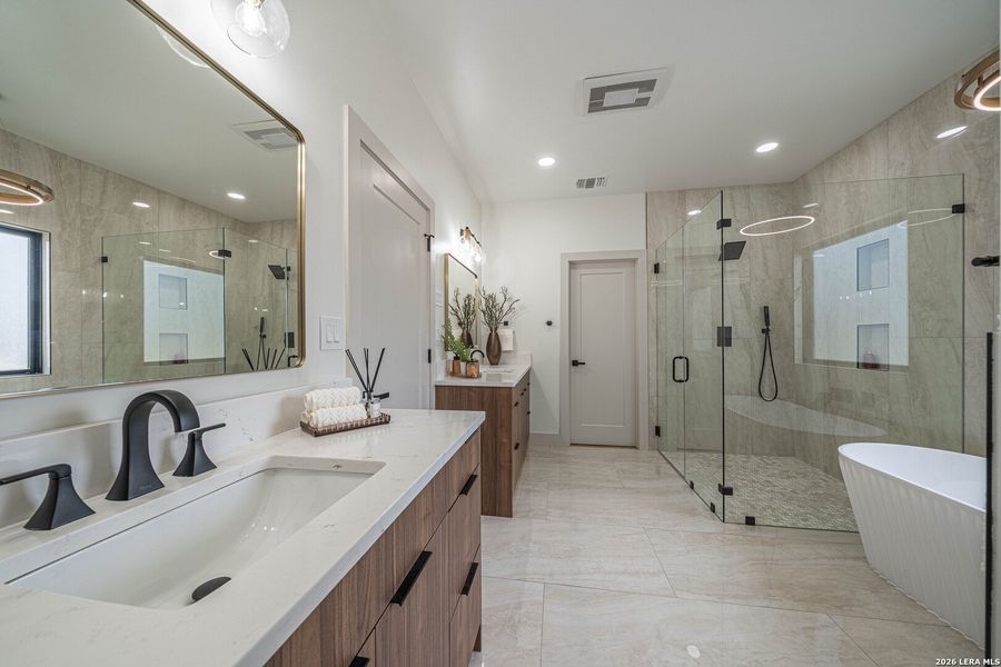 Furnished interior view inside a new home in , Bandera (Image 35).