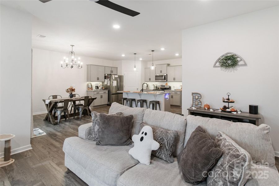 Open living space, highlighting the natural light and comfortable layout. Open living space, highlighting the natural light and comfortable layout.