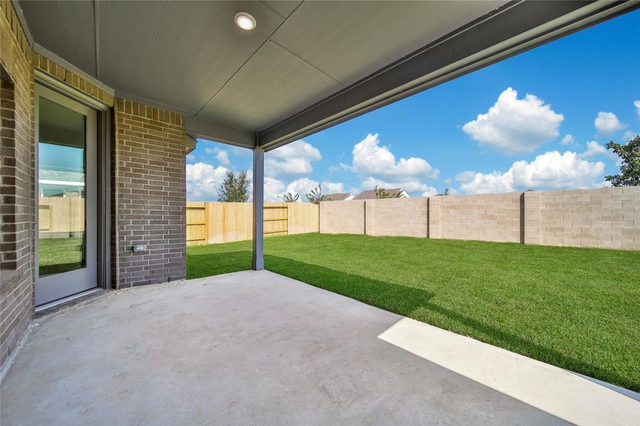 Exterior details and patio area of a home in , Rosharon (Image 3).