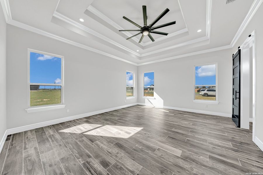 Spacious, unfurnished interior of a new home in , La Vernia (Image 40).