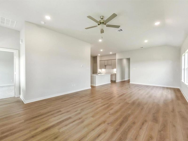 Spacious, unfurnished interior of a new home in River Ranch Meadows, Dayton (Image 16).