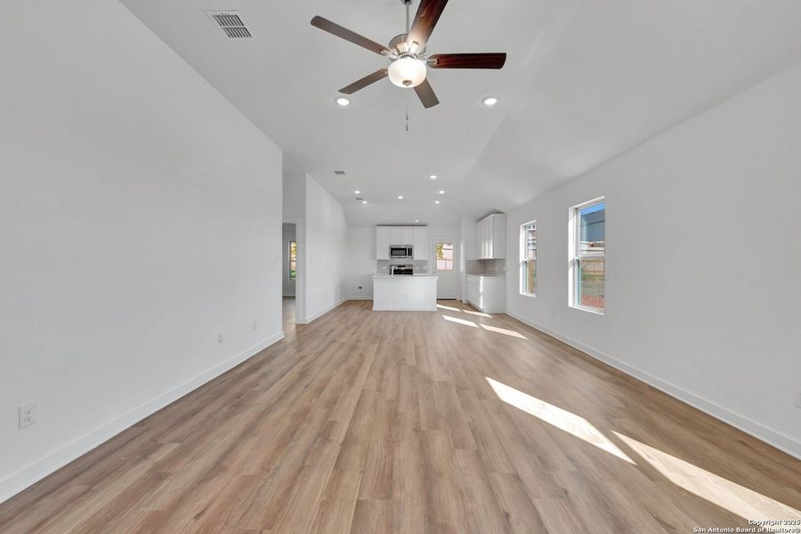 Spacious, unfurnished interior of a new home in Mesquite Ridge, San Antonio (Image 36).