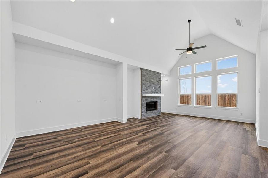Spacious, unfurnished interior of a new home in Heritage Ranch, Sherman (Image 11).