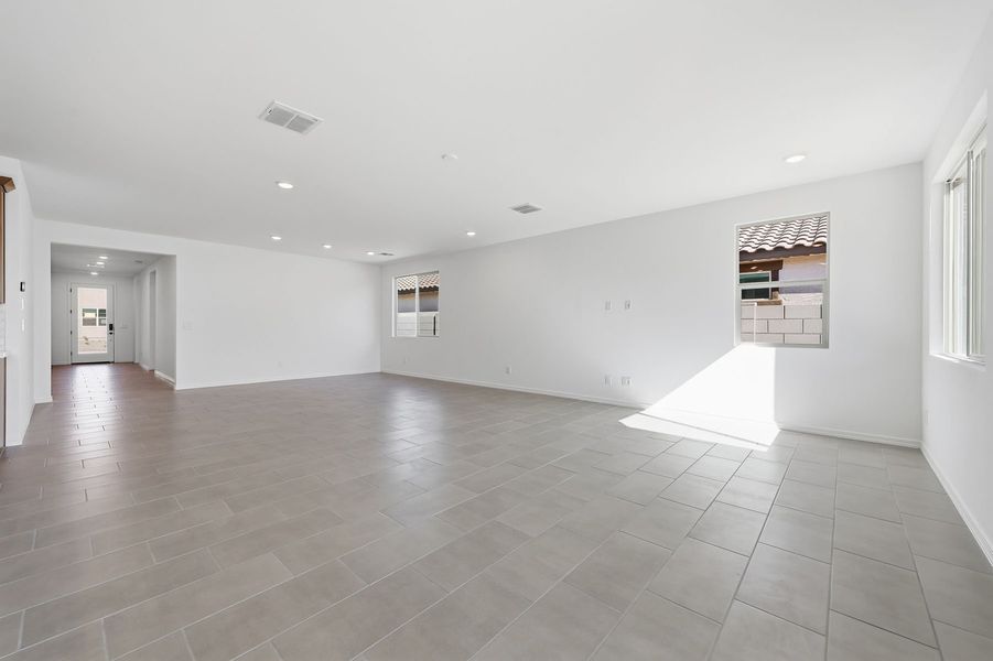 Spacious, unfurnished interior of a new home in Tyler Ranch, Buckeye (Image 8).