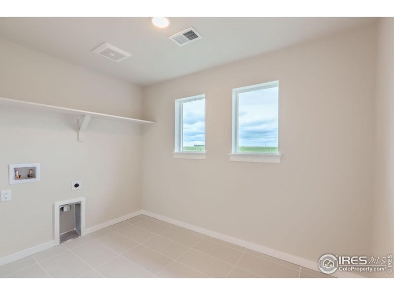 Spacious, unfurnished interior of a new home in Barefoot Lakes, Longmont (Image 21).