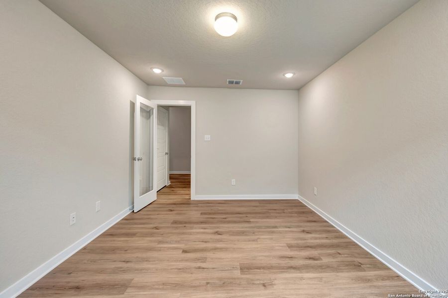 Spacious, unfurnished interior of a new home in Winding Brook, San Antonio (Image 25).