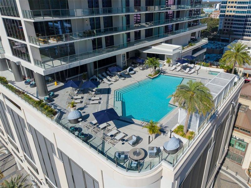 Condo located in St. Petersburg, FL showcasing its design and architecture (Image 37).