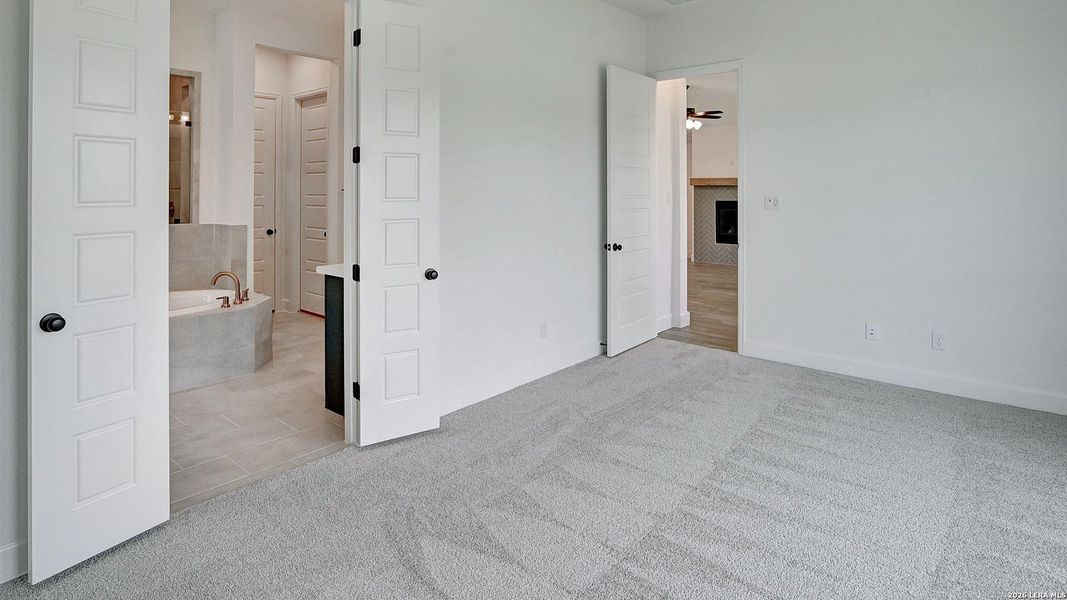 Spacious, unfurnished interior of a new home in Esperanza, Boerne (Image 21).