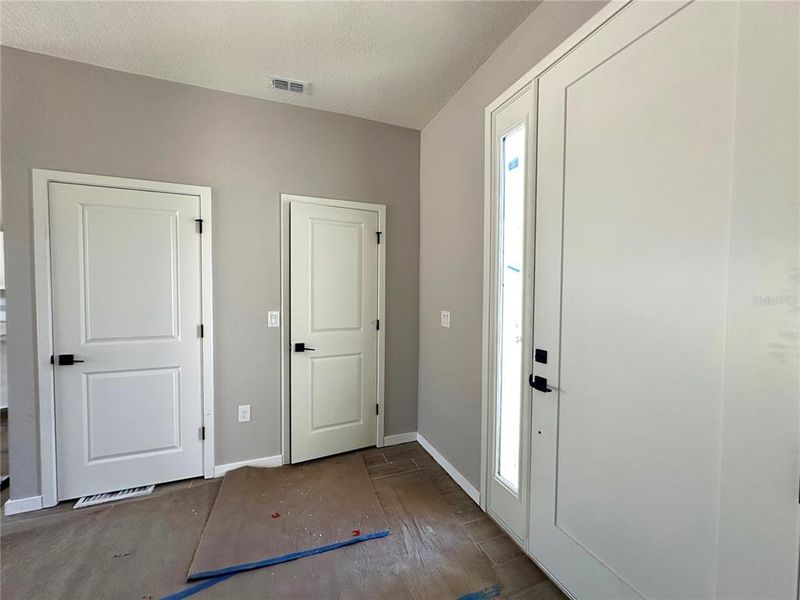 Front Entry w/Coat Closet Front Entry w/Coat Closet