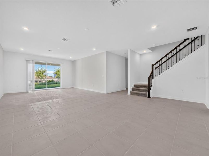 Spacious, unfurnished interior of a new home in Dora Parc, Mount Dora (Image 12).