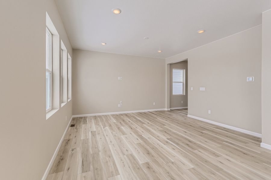 Spacious, unfurnished interior of a new home in The Aurora Highlands, Aurora (Image 10).