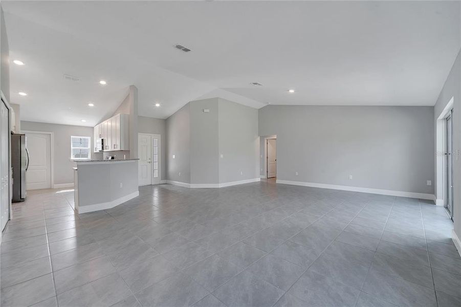 Spacious, unfurnished interior of a new home in , Kissimmee (Image 24).