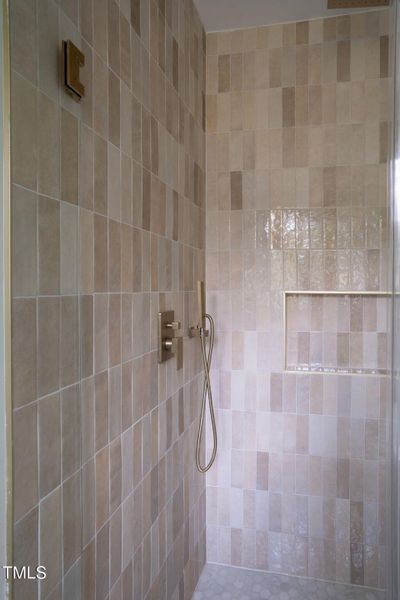 28-web-or-mls-712 Oaks shower-1