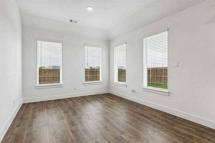 Spacious, unfurnished interior of a new home in Brahman Ranch, Venus (Image 25).