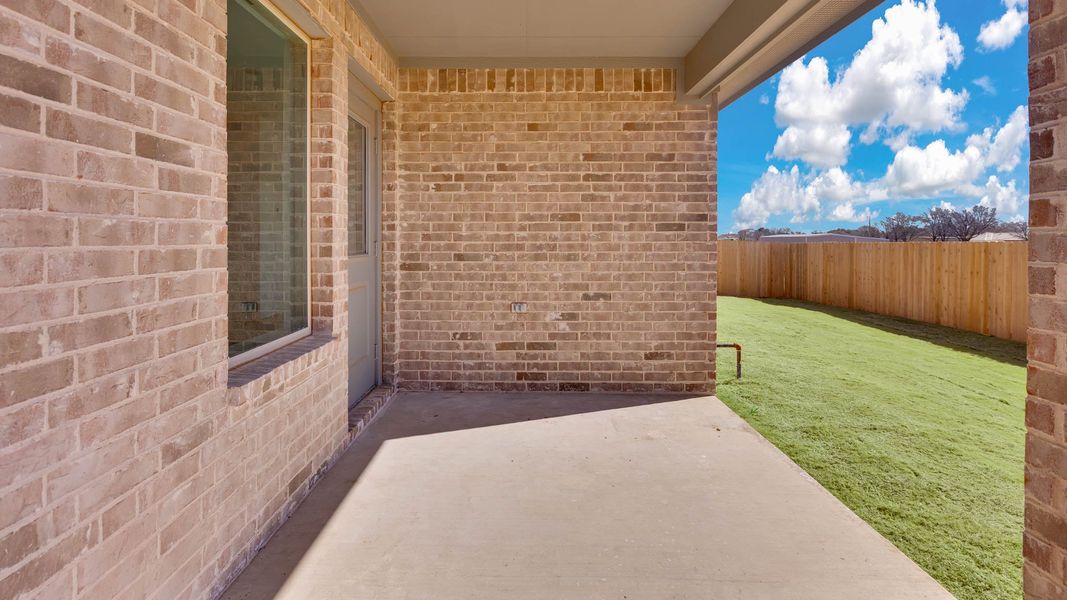Exterior details and patio area of a home in Viridian, Lubbock (Image 3).