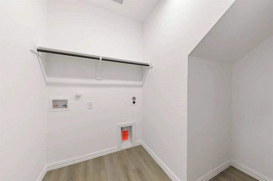 Spacious, unfurnished interior of a new home in Devonshire 50s, Forney (Image 15). Spacious, unfurnished interior of a new home in Devonshire 50s, Forney (Image 15).