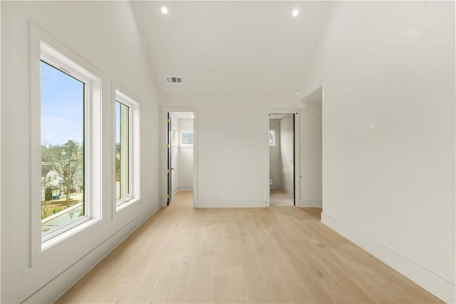 Spacious, unfurnished interior of a new home in , Atlanta (Image 18).