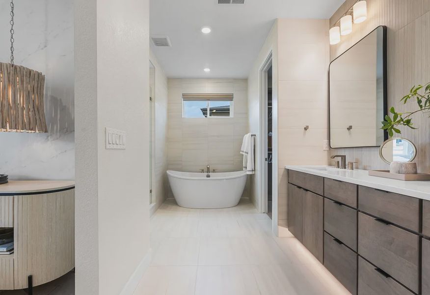 Everly Model Primary Bath - 10 of 19