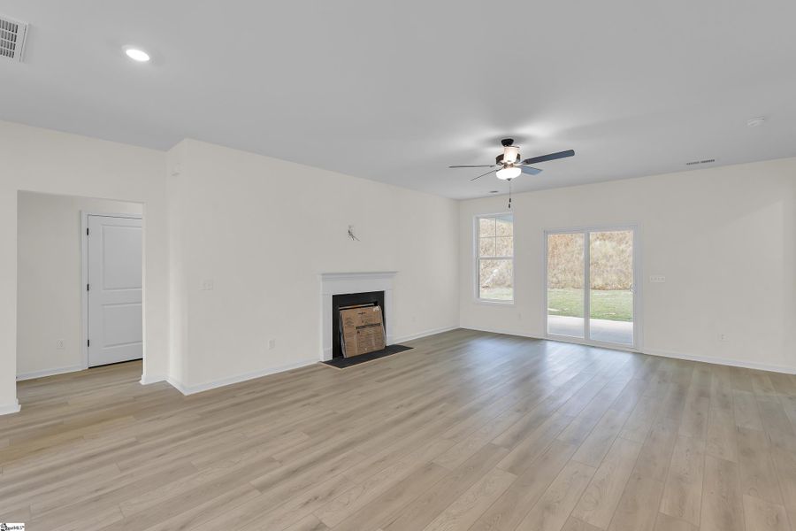 Spacious, unfurnished interior of a new home in Lynbrook, Boiling Springs (Image 17).