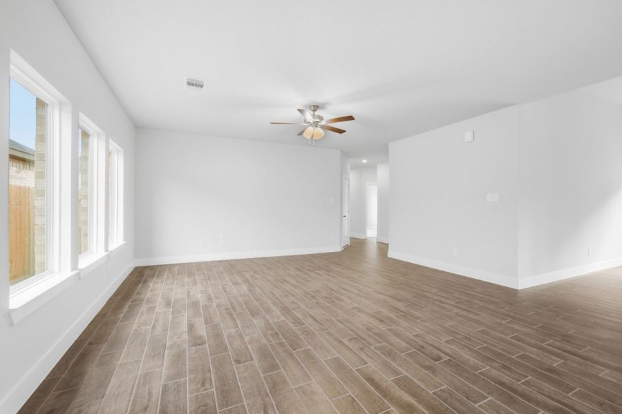 Spacious, unfurnished interior of a new home in Pecan Estates, Crosby (Image 40).
