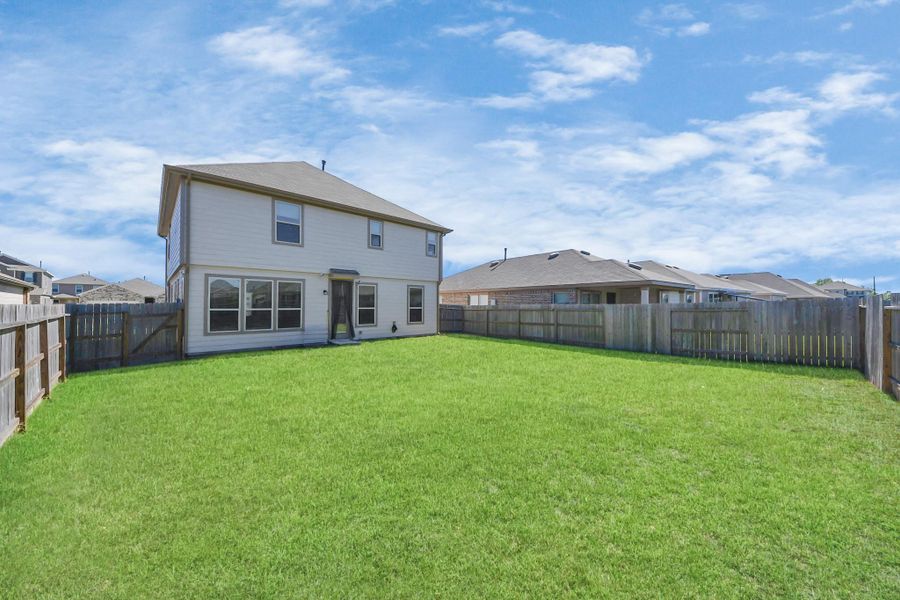 Exterior details and patio area of a home in Olympia Falls, Fresno (Image 3).