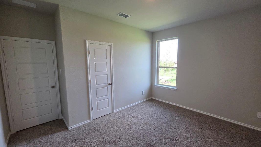 Spacious, unfurnished interior of a new home in Trails of Elizabeth Creek, Fort Worth (Image 15).