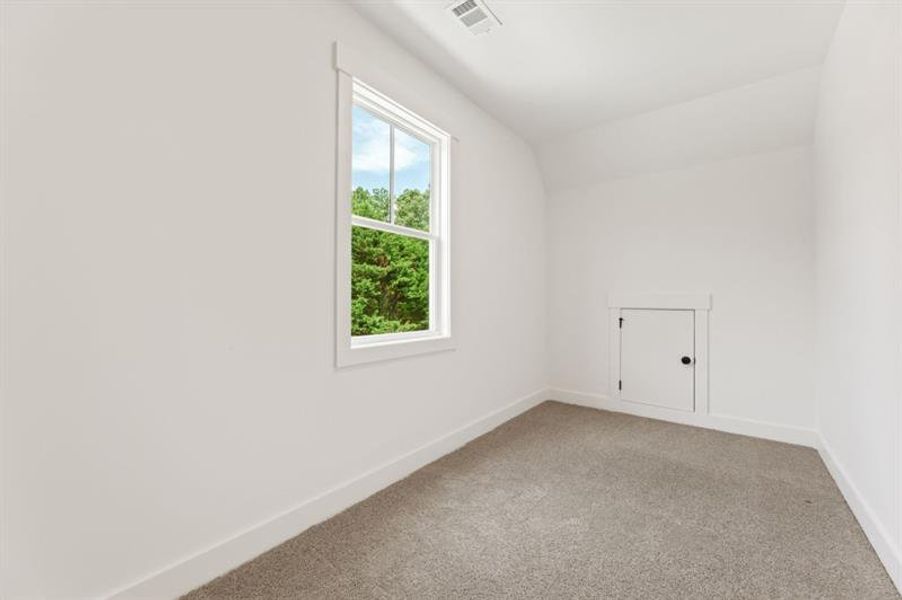 Spacious, unfurnished interior of a new home in White Post on Lake Lanier, Gainesville (Image 19).