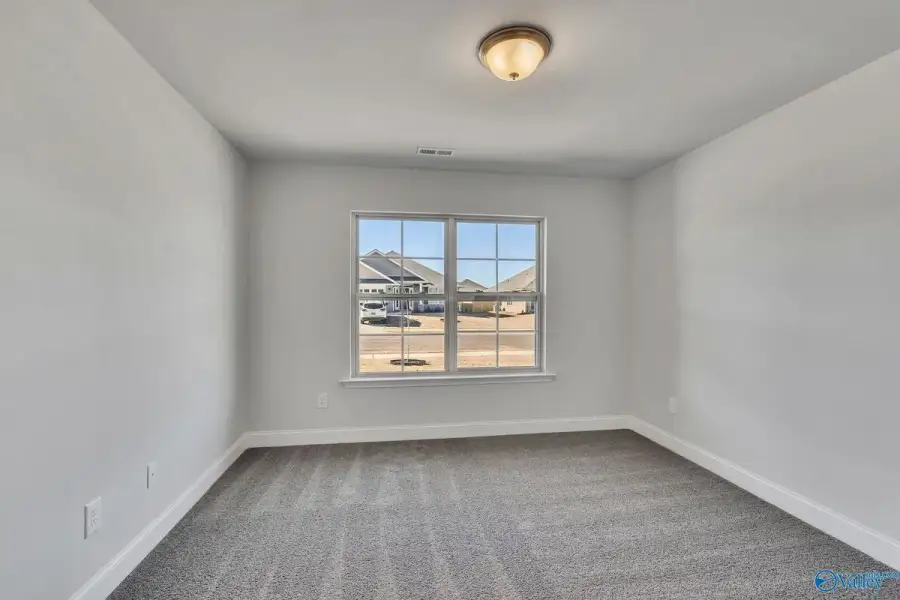 Spacious, unfurnished interior of a new home in Winding Oaks, Weeki Wachee (Image 23).