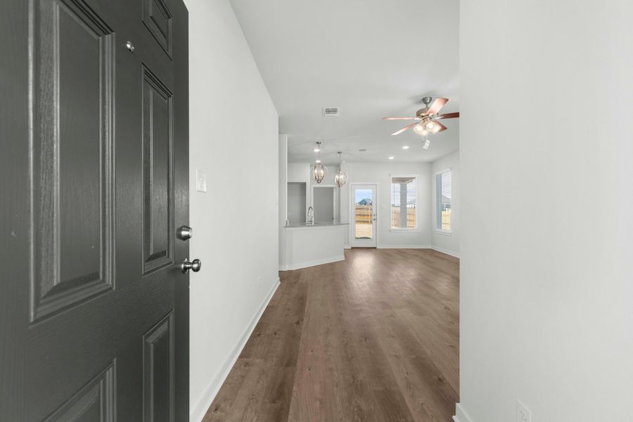 Spacious, unfurnished interior of a new home in South Fork, Waco (Image 7).