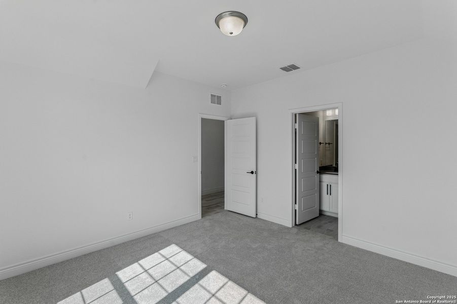 Spacious, unfurnished interior of a new home in Davis Ranch, San Antonio (Image 26). Spacious, unfurnished interior of a new home in Davis Ranch, San Antonio (Image 26).